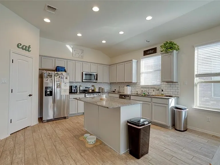 401 Duroc Dr — Photo 2
