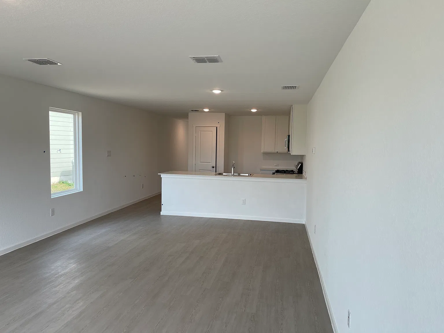 3 bed, 1402 sqft, $1,800 — Photo 2