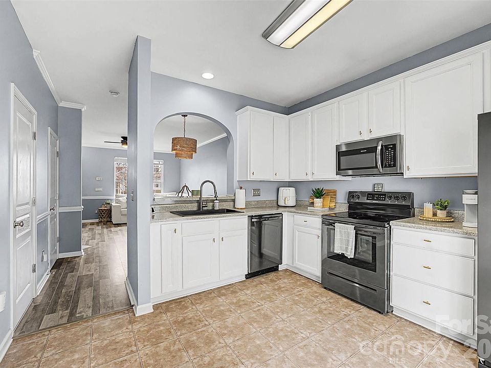 1st image of 122 Chimney Rock Ln