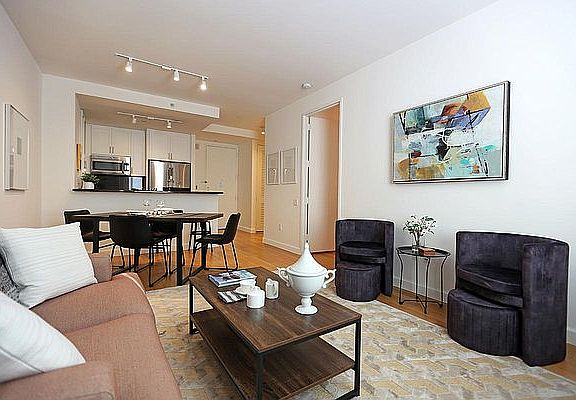 4th image of 320 W 38th St APT 703