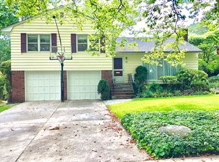 11 Tain Dr, Great Neck, NY 11021