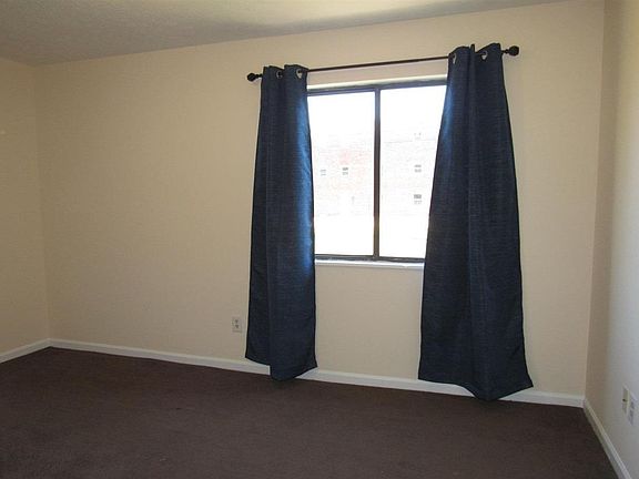 5th image of 411 Woodcreek Dr #1