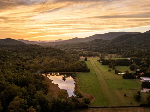 360 Serenity Ln, Hayesville, NC 28904