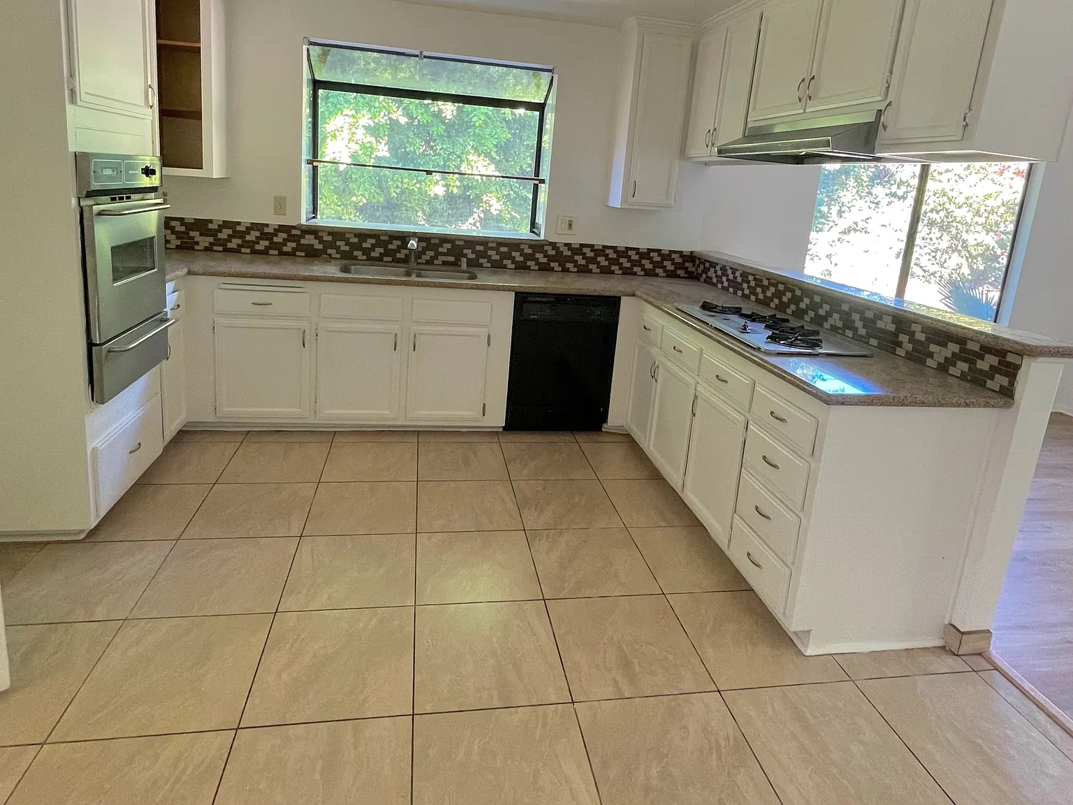 4 bed, 2.5 bath, 1965 sqft, $4,600 — Photo 3