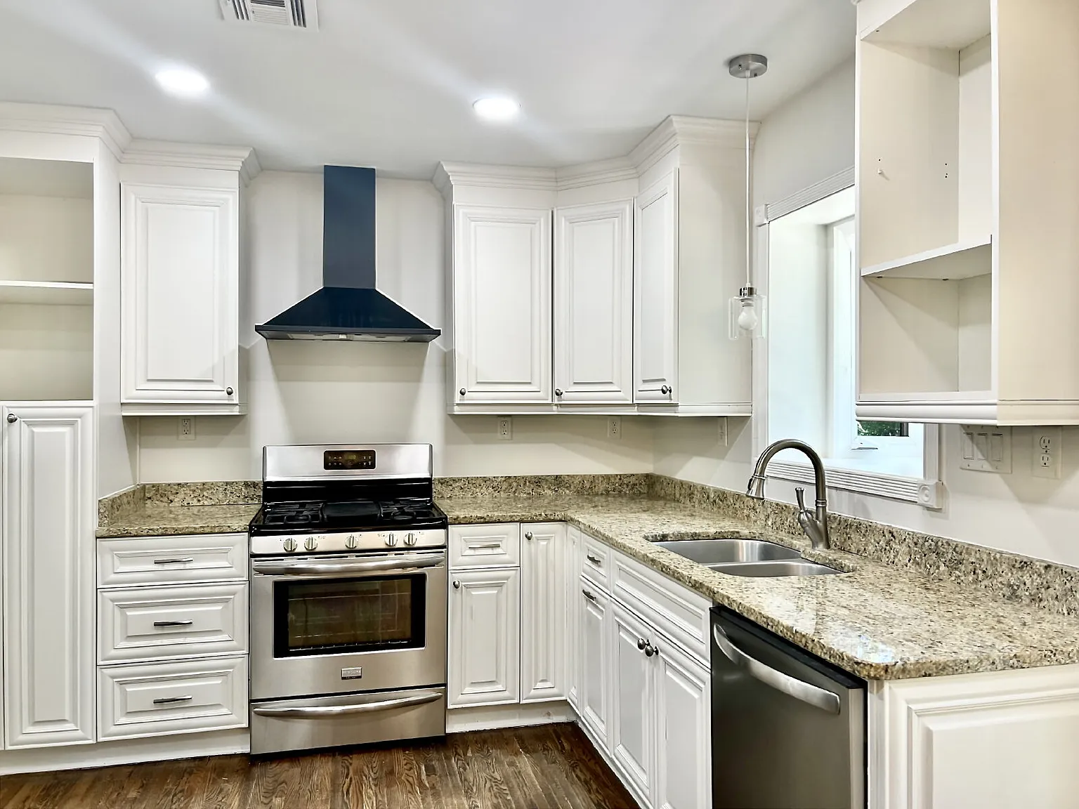 Spacious 4 Bedroom Close To Matthews! — Photo 2