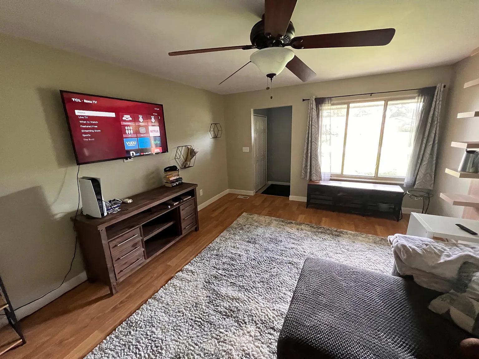 3 bed, 1.5 bath, 1300 sqft, $2,000 — Photo 2