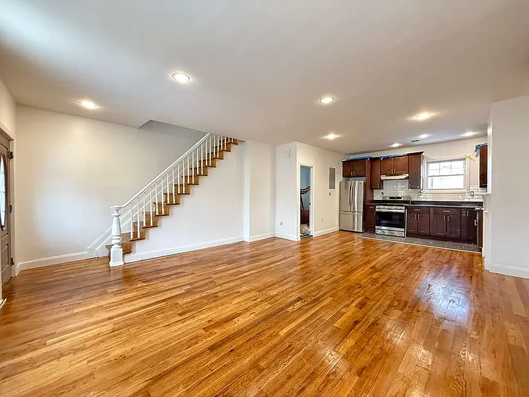 142 Autumn Ave #1 — Photo 2