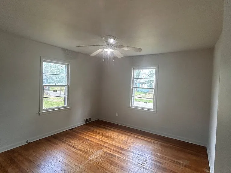 4204 Robinwood Dr — Photo 4