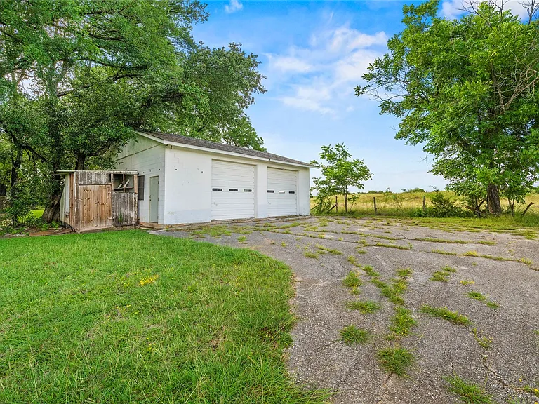 700 Shanklin Rd — Photo 36