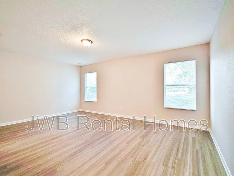 7104 Matthew St — Photo 8