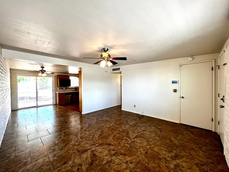8024 E Victoria Dr — Photo 7