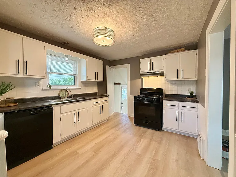 8018 Theota Ave — Photo 14