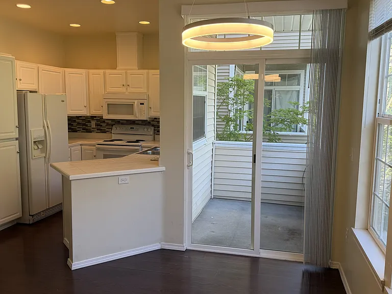 22651 NE 4th Pl — Photo 11