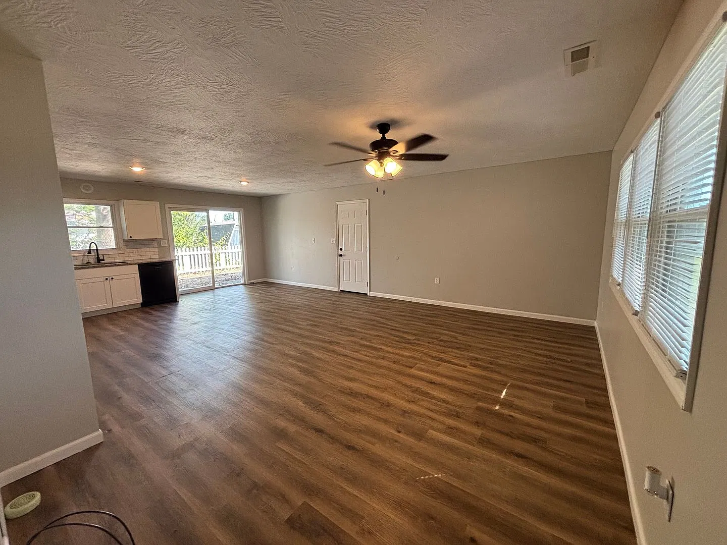 3 Bedroom House Near Nathaniel Greene Park! — Photo 2
