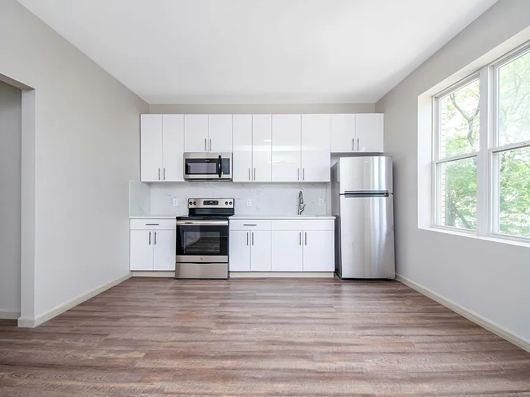 479 Farmington Ave #203 — Photo 3