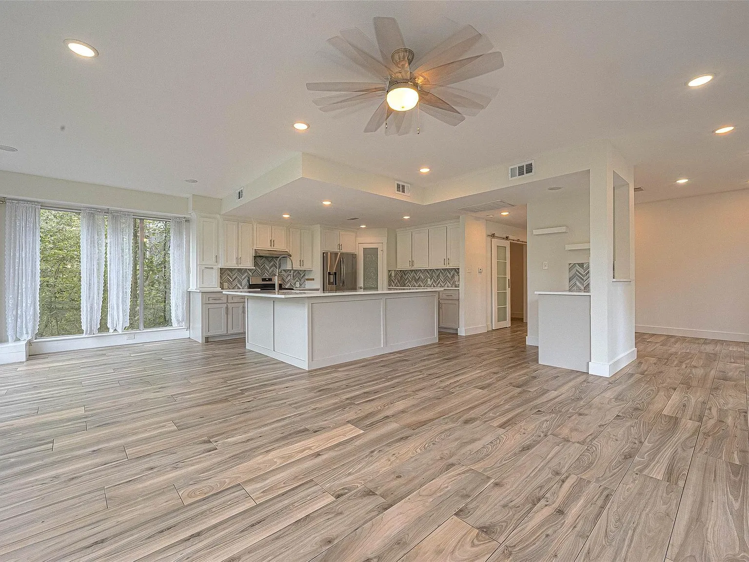 3 bed, 2.0 bath, 2000 sqft, $3,500 — Photo 4