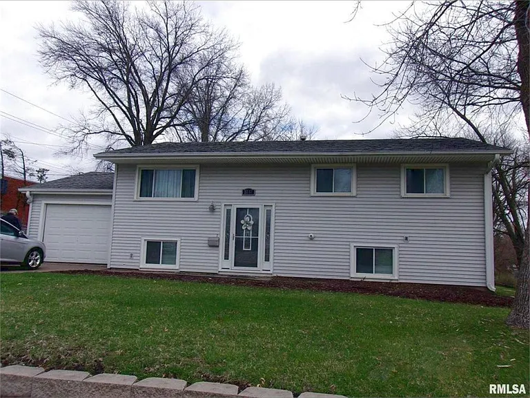 1032 Spruce Hills Dr — Photo 1