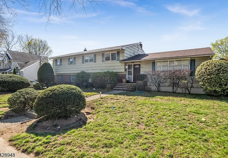 204 Tryon Pl — Photo 2
