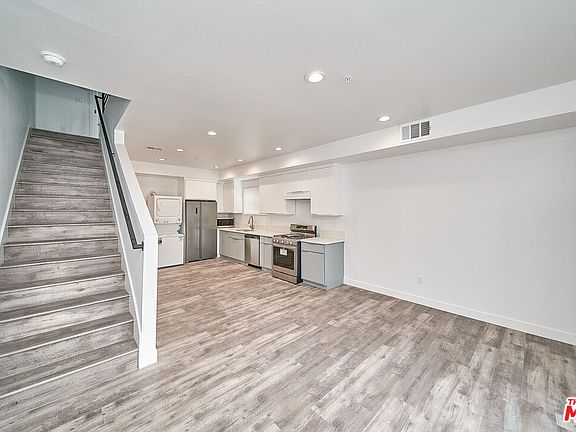 5th image of 603 1/2 W 41st Pl