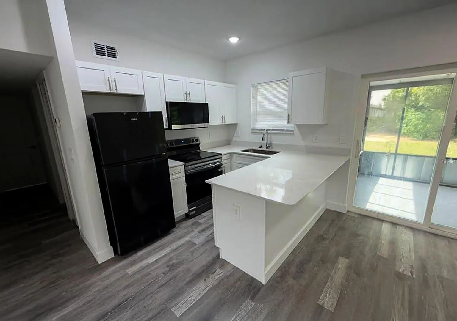 Beautifully renovated 3-bedroom, 2-bath home in Daytona Beach. — Photo 2