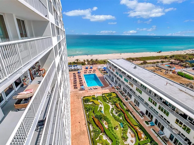 5401 Collins Ave #1126 — Photo 32
