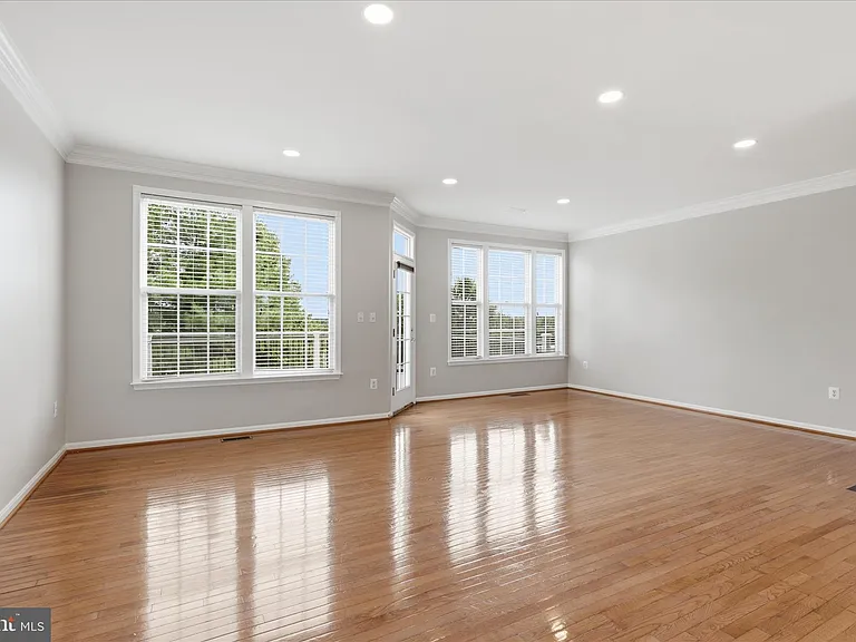 812 Sydney Ter NE — Photo 15