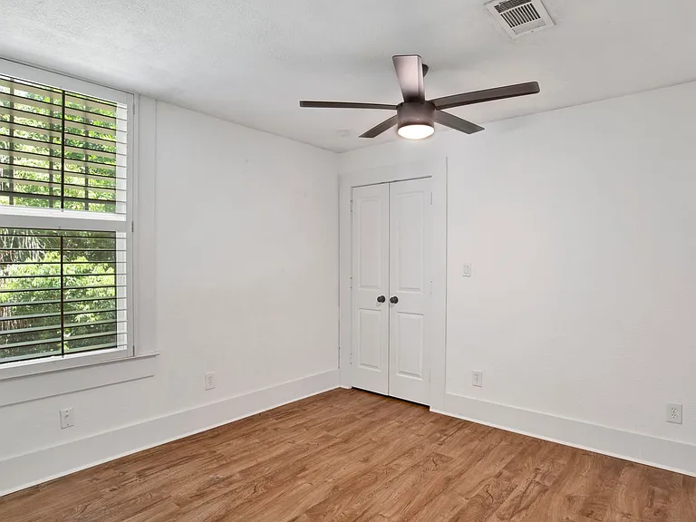 916 E Gonzalez St — Photo 13