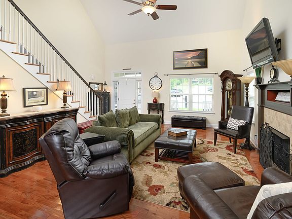 4th image of 727 Abby Glen Dr NE