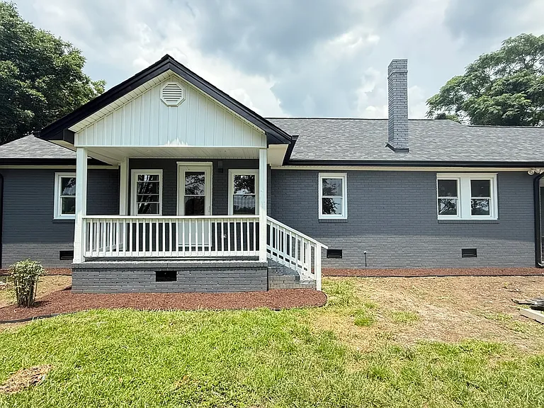215 Newton Ln — Photo 1