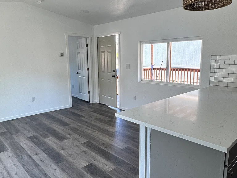 407 Avenue E — Photo 5