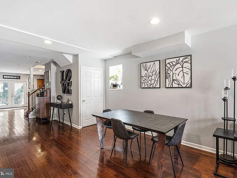 208 W Wildey St — Photo 3