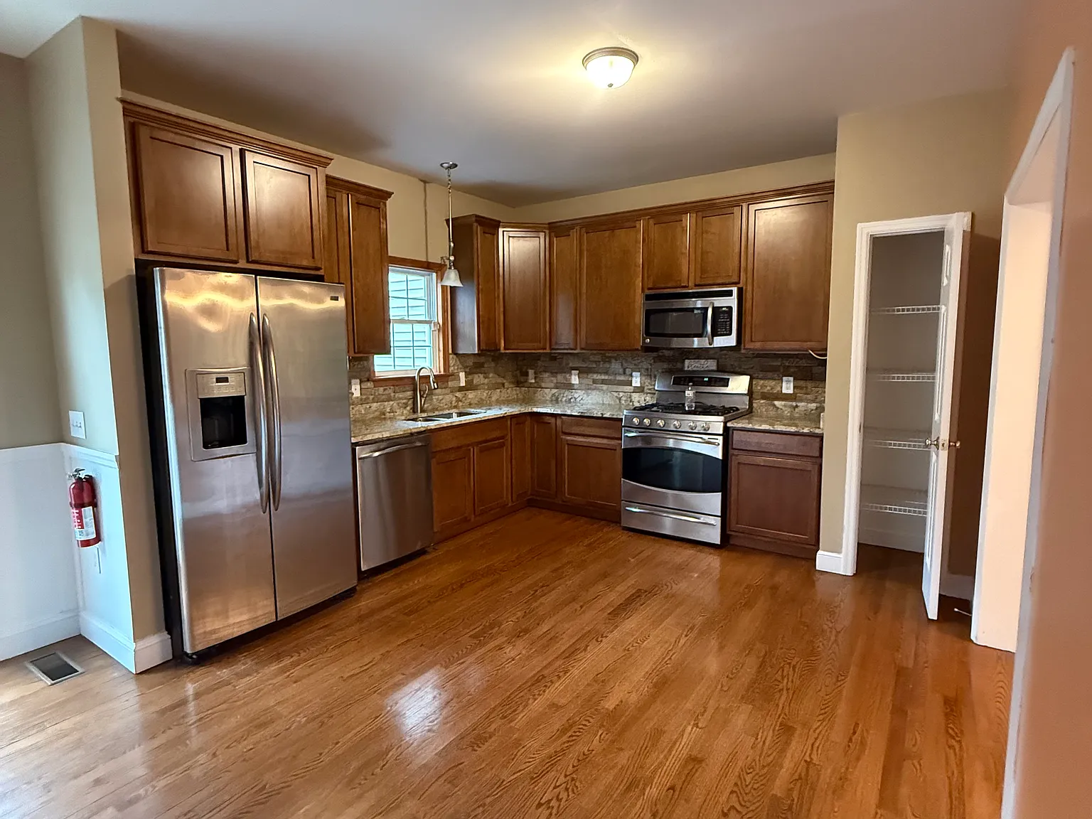 3 bed, 2.5 bath, 2000 sqft, $3,200 — Photo 2