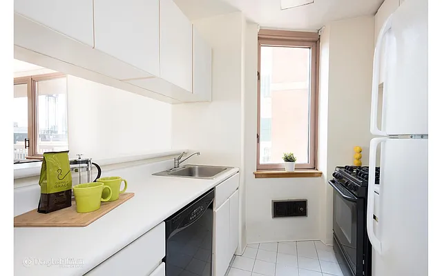 Rented by Douglas Elliman | media 27