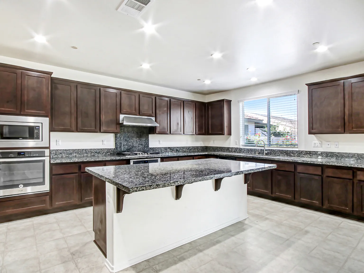 5 bed, 3787 sqft, $4,900 — Photo 2