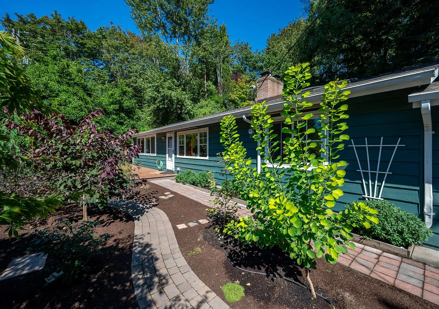 Private 4BR/2BA Home in Tranquil Setting close to Magnussen Beach — Photo 1