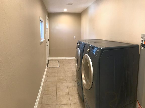 5th image of 410 Honeysuckle Dr