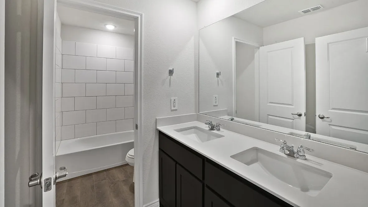 5 bed, 3.5 bath, 2730 sqft, $3,200 — Photo 2