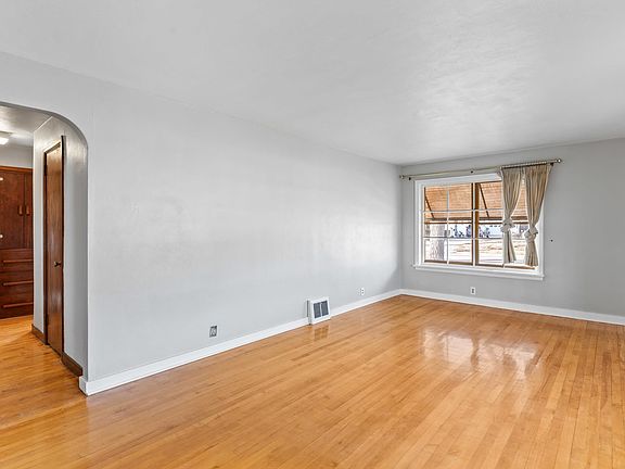 3rd image of 2007 N Division St