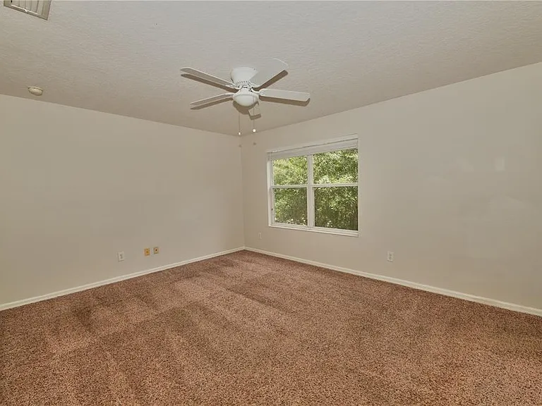 2730 Retreat View Cir — Photo 18