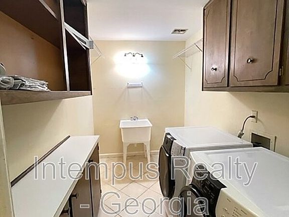 3rd image of 3474 Sunderland Cir NE