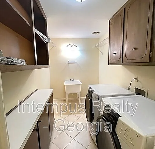 3474 Sunderland Cir NE — Photo 3