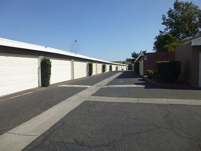 2435 Country Ln — Photo 17