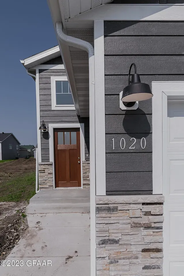 4 bed, $2,950 — Photo 2