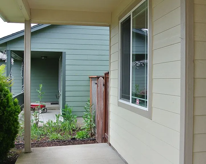 699 Trinity St NE — Photo 3