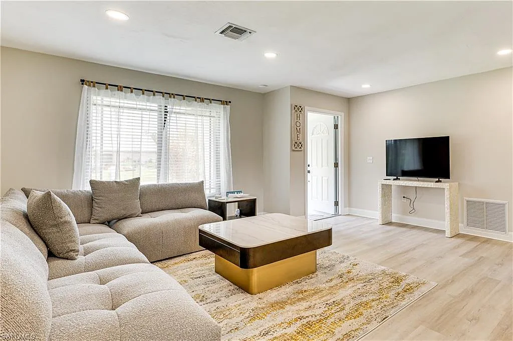 3 bed, 2.0 bath, 1670 sqft, $3,500 — Photo 3