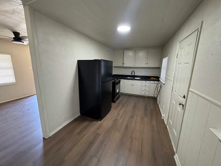 707 W James St — Photo 3