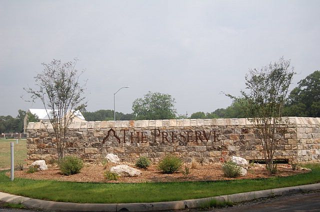 1st image of 921 Hawthorn Ln