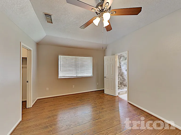 1050 Maclesby Ln — Photo 9