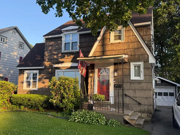 21 Baker St, Gloversville, NY 12078