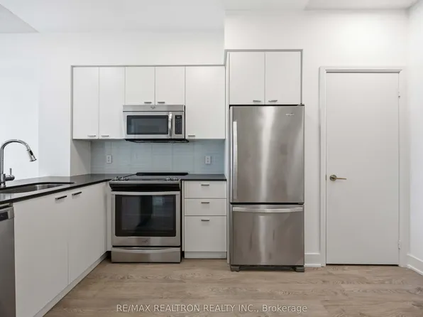 30 Roehampton Ave #1501, Toronto, ON M4P 0B9
